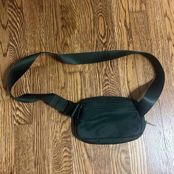 EUC Lululemon Legacy Green Everywhere Belt Bag 1L - Picture 7 of 11